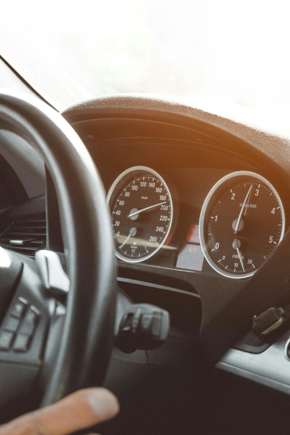 Person hält Führerschein in der Hand, freudig