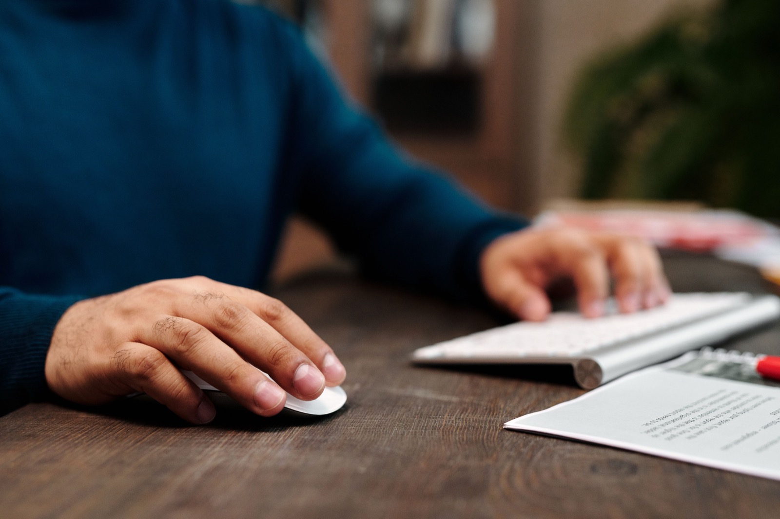 Hände an Tastatur und Maus – MPU-Leistungstest am Computer