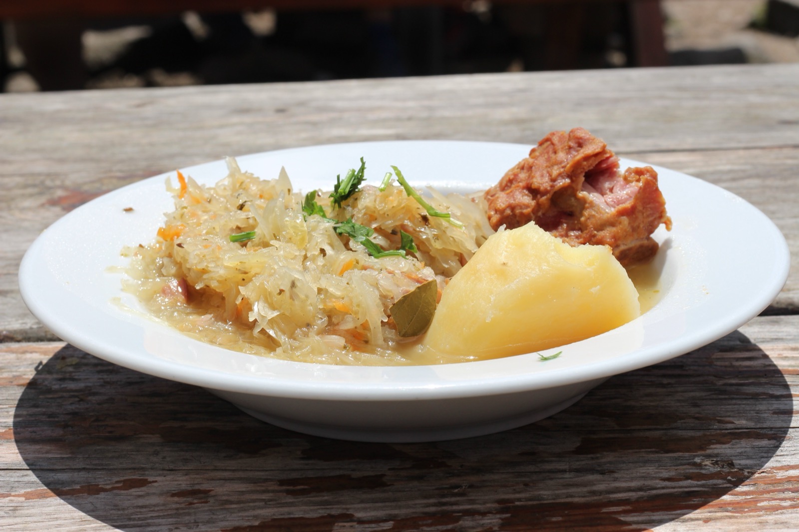 Teller mit Sauerkraut als Beispiel für Lebensmittel mit Alkoholspuren